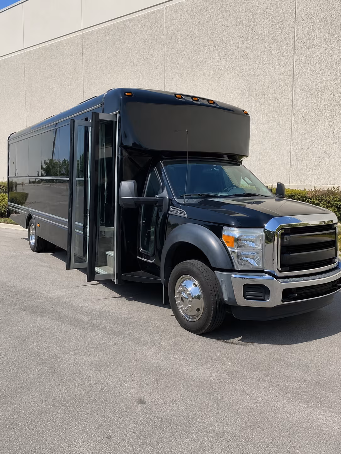 Cincinnati Birthday, Sweet 16, & Quinceañera Transportation party bus exterior