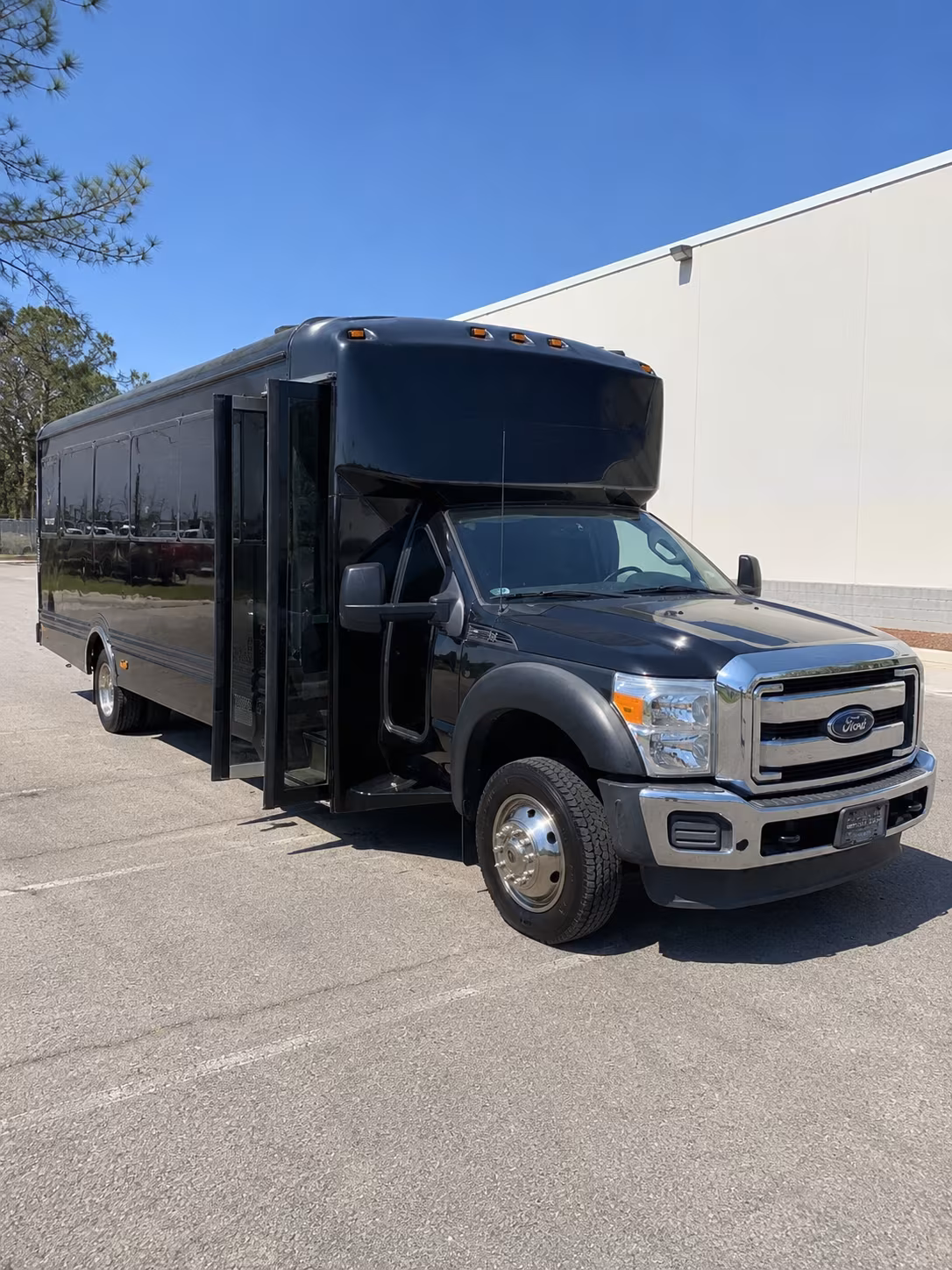 Cincinnati Winery Tour & Pub Crawl Transportation party bus exterior